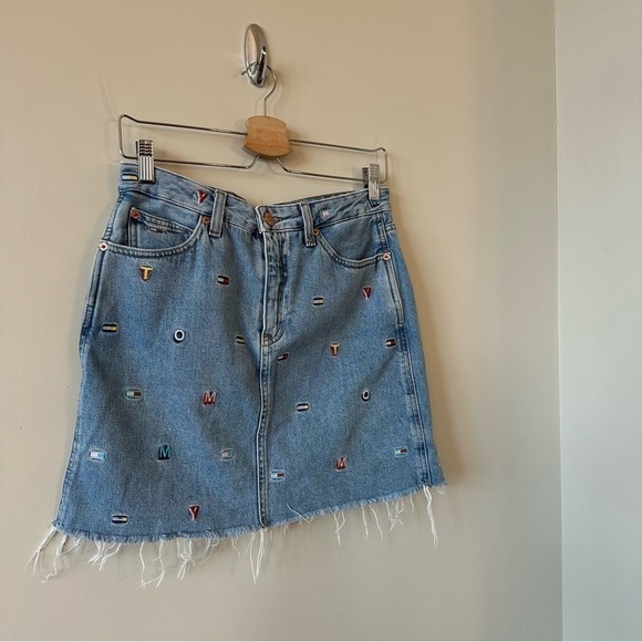 TOMMY Hilfiger-90’s Inspired Logo/Spell Out Back Tag Raw Hem Skirt (Size:26) - Picture 5 of 10
